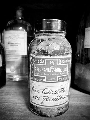 Antiguedades guardadas por los propietarios de la farmacia